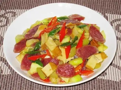 Fried sausage with dried tofu