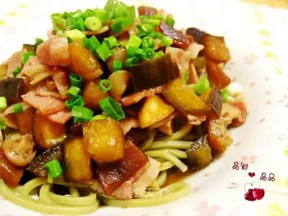 Fried noodles with diced eggplant and bacon