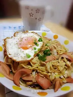Fried noodles with cabbage and sausage