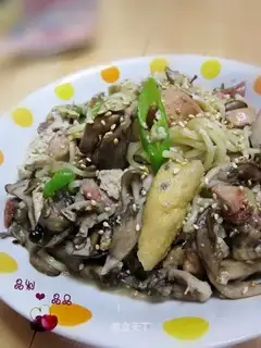 Fried noodles with chicken and mushroom