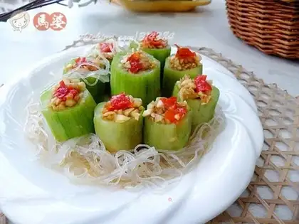 Steamed loofah with minced garlic and vermicelli
