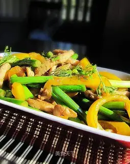 stir-fried shredded chicken and garlic sprouts with cold sauce