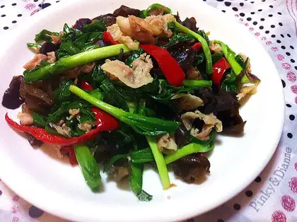 Stir fry with leeks, fungus and pork slices