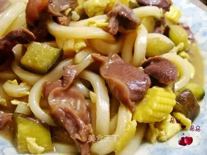 stir-fried udon with chicken gizzards with garlic