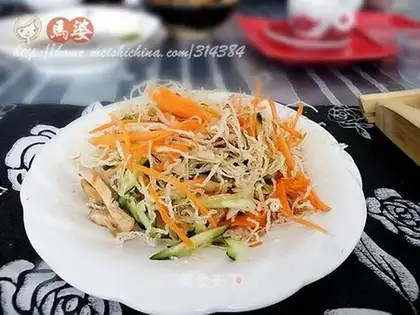 Fried vermicelli with shredded chicken