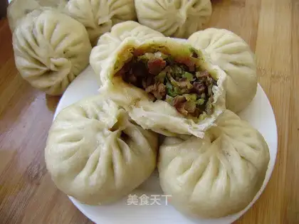 Pork bun with cabbage sauce