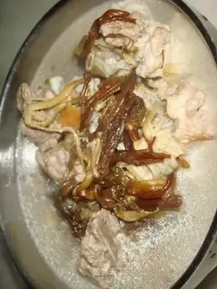 Flammulina velutipes pork ribs soup