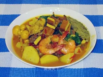Curry chicken with dried yam and beans