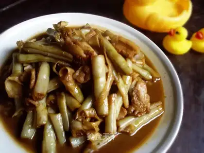 Stewed kidney beans with pork belly