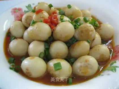 Quail eggs in tomato sauce
