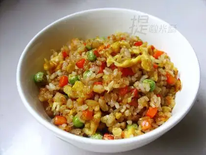 Fried rice with peas and eggs