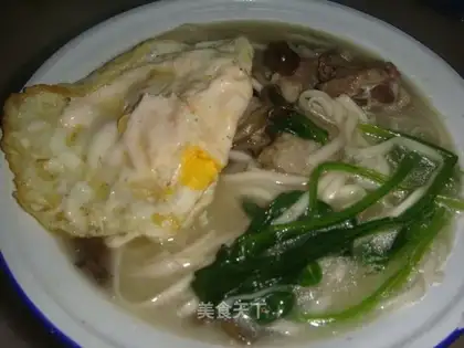 Spinach egg noodles