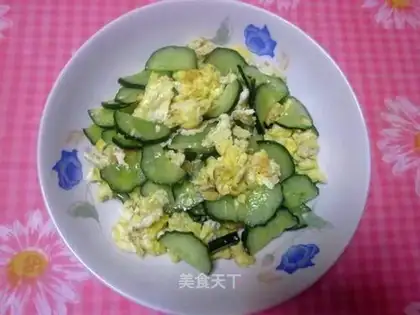 Scrambled eggs with cucumber