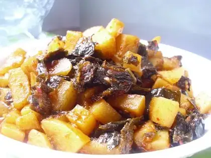 Braised potatoes with perilla leaves and pickles
