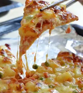 Hawaiian bacon pizza