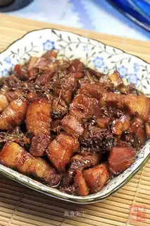 Braised pork belly with plum vegetables