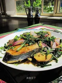 Baked mackerel fish with ginger and onions