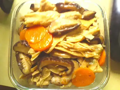 stir-fried mushrooms with bamboo branches