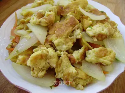 Scrambled eggs with onions