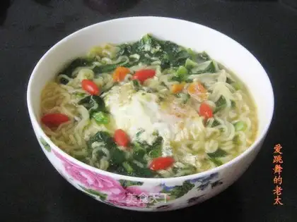 Boiled instant noodles with lettuce leaves and eggs