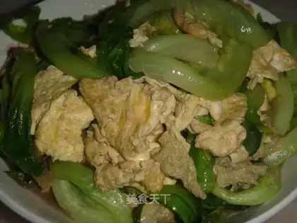 Scrambled eggs with lettuce