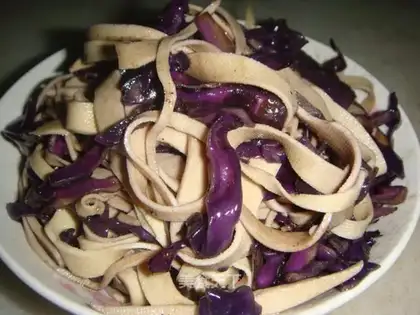 stir-fried with a thousand slices of purple cabbage