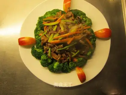 Broccoli color shredded beef