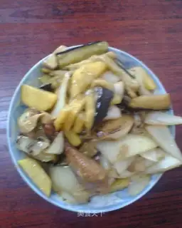 Braised onion with eggplant and potatoes