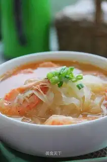 Fresh shrimp and shredded radish soup