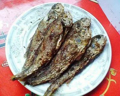 Dry fried small yellow croaker