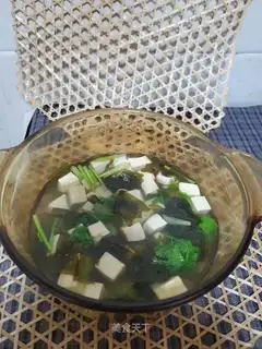 Seaweed tofu soup
