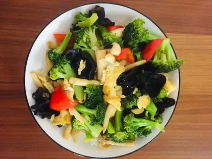 Seafood mushrooms and wooded eggs from broccoli