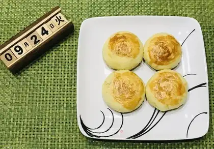 Leafsee oil, sour coconut mooncake