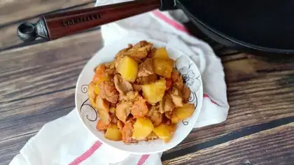 Chicken leg and potatoes