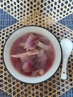 Red mushroom pigeon soup