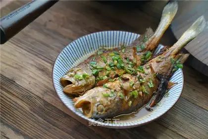 Garlic and yellow fish