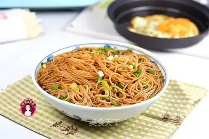 Fried egg acid onion noodles