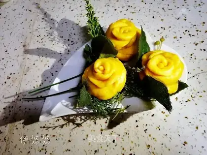 Pumpkin rose buns