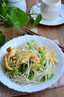 Pepper bean sprouts and fried eggs