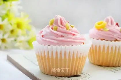 Strawberry cream cupcakes