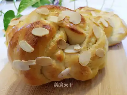 Almond sauce bread
