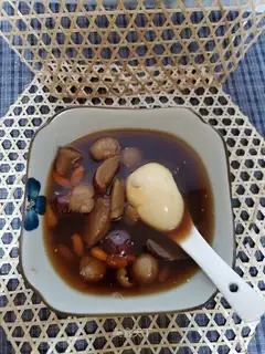 Boiled eggs with red dates