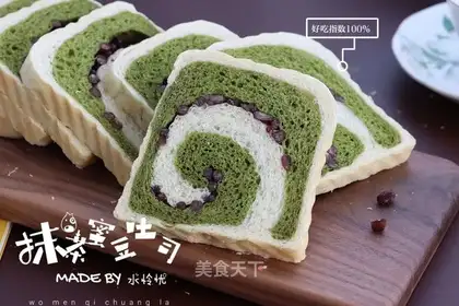 Double-coloured tea and bean toast