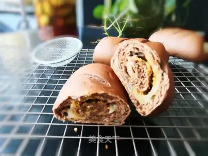Coca-bread with moss