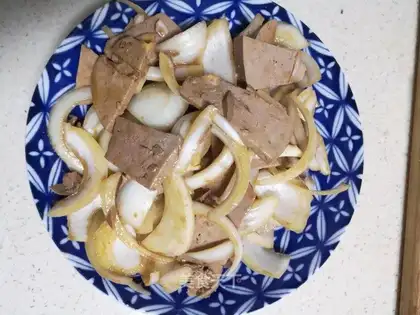 Three minutes of onion gravy