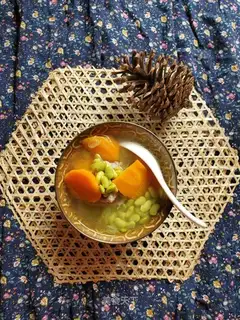 Pigbone carrots, soybean soup