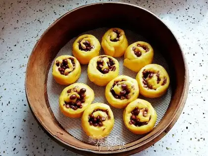 Pumpkin red bean roll