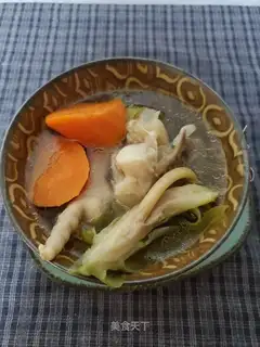♪ The carrots, the chicken feet ♪