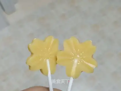 Homemade milk lollipop