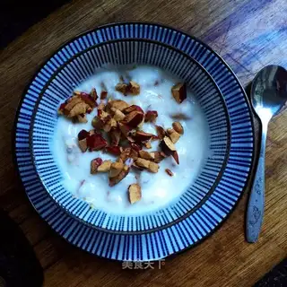 Red-tree walnut yogurt